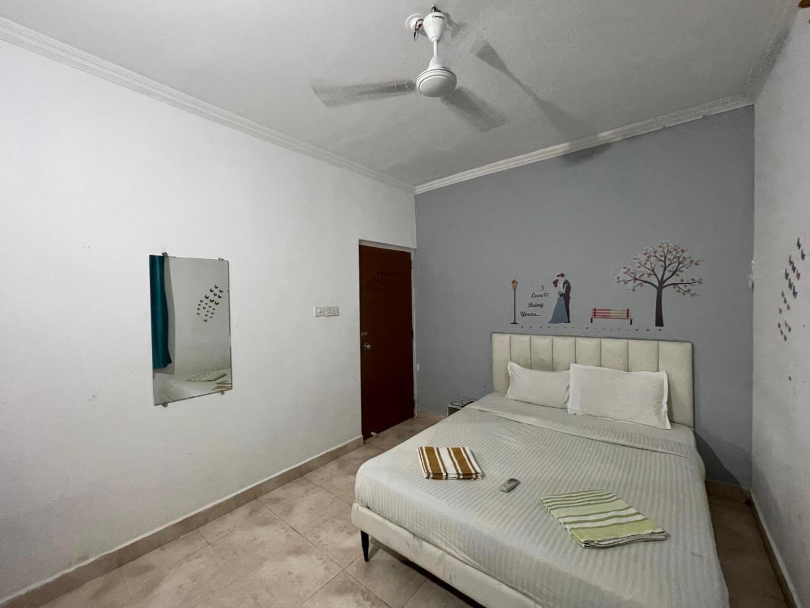 Ronne'S Little Baga Service Apartments Kültér fotó